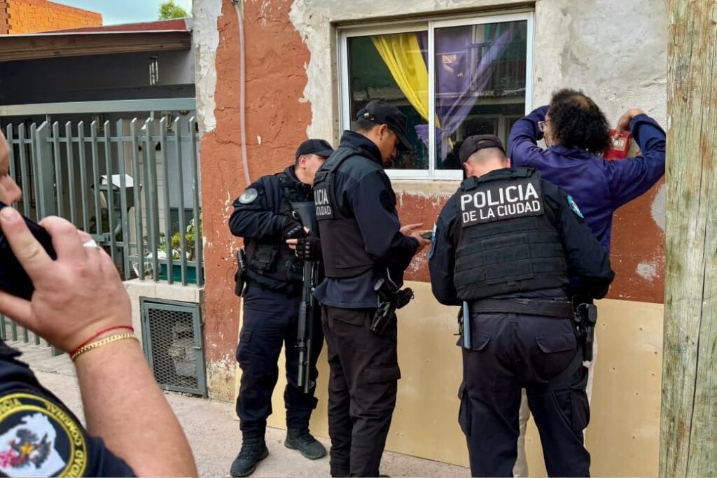 Hubo 17 detenidos y 12 locales clausurados en un megaoperativo en 15 villas y barrios porteños - Pura Ciudad