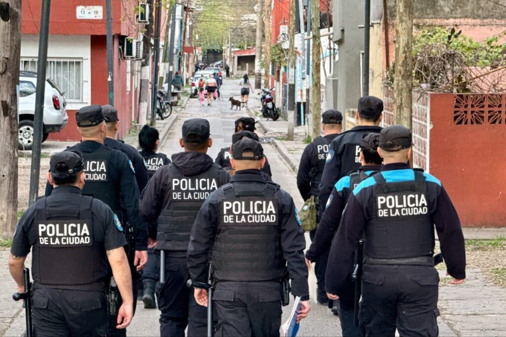La Ciudad desplegó más de 1.500 policías y agentes en un operativo simultáneo en 15 villas y barrios populares -...