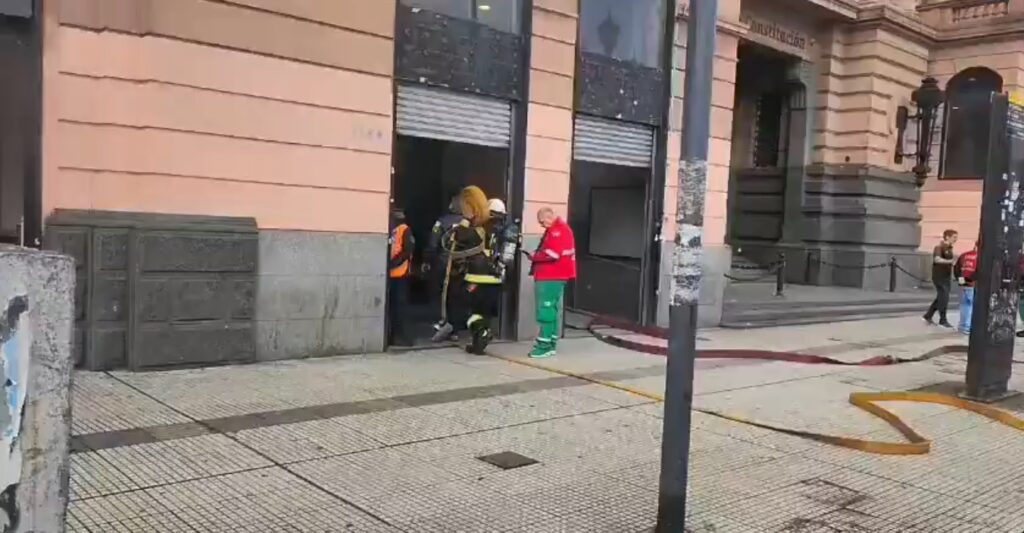 Incendio en una escalera mecánica de Constitución: evacuación y un hombre hospitalizado - Pura Ciudad