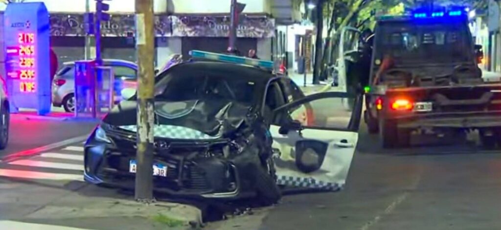 Choque múltiple en Constitución: dos autos y un patrullero colisionaron en Juan de Garay y Santiago del Estero -...