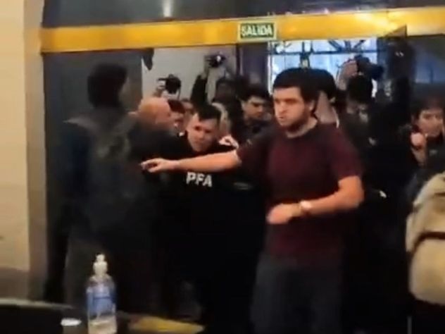 Estudiantes ingresaron al Palacio Pizzurno de Recoleta y fueron desalojados durante una protesta por el financia...
