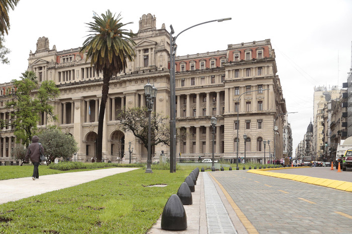La Corte Suprema suspendió la derogación de la Ley de Tierras por el DNU 70 - Pura Ciudad