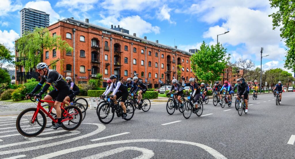 Gran Fondo Buenos Aires: más de 3.500 ciclistas recorrerán las avenidas y autopistas porteñas - Pura Ciudad