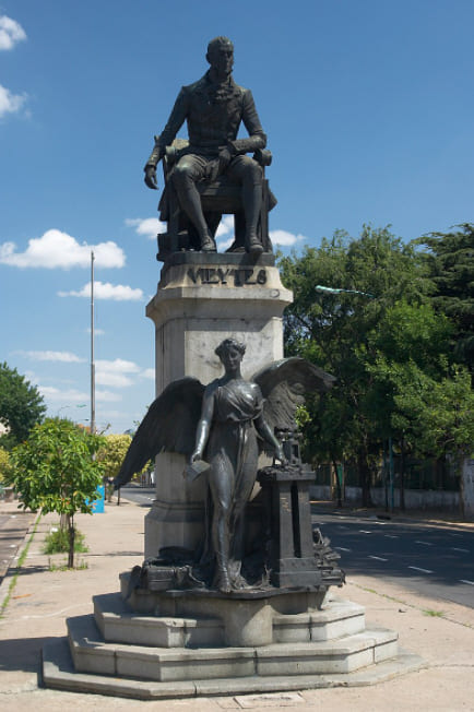 El monumento a Vieytes: de Plaza Moreno a la esquina de Suárez – Noti Barrios