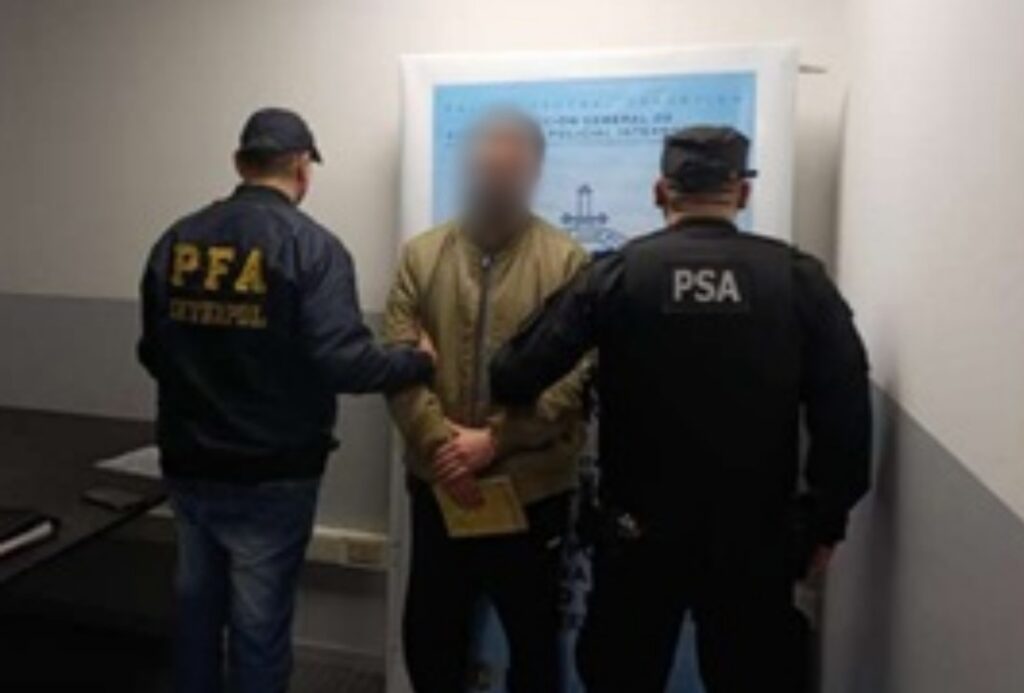 Palermo: detuvieron y extraditaron a Georgia al presunto líder de una banda que cometía fraudes con visas - Pura...