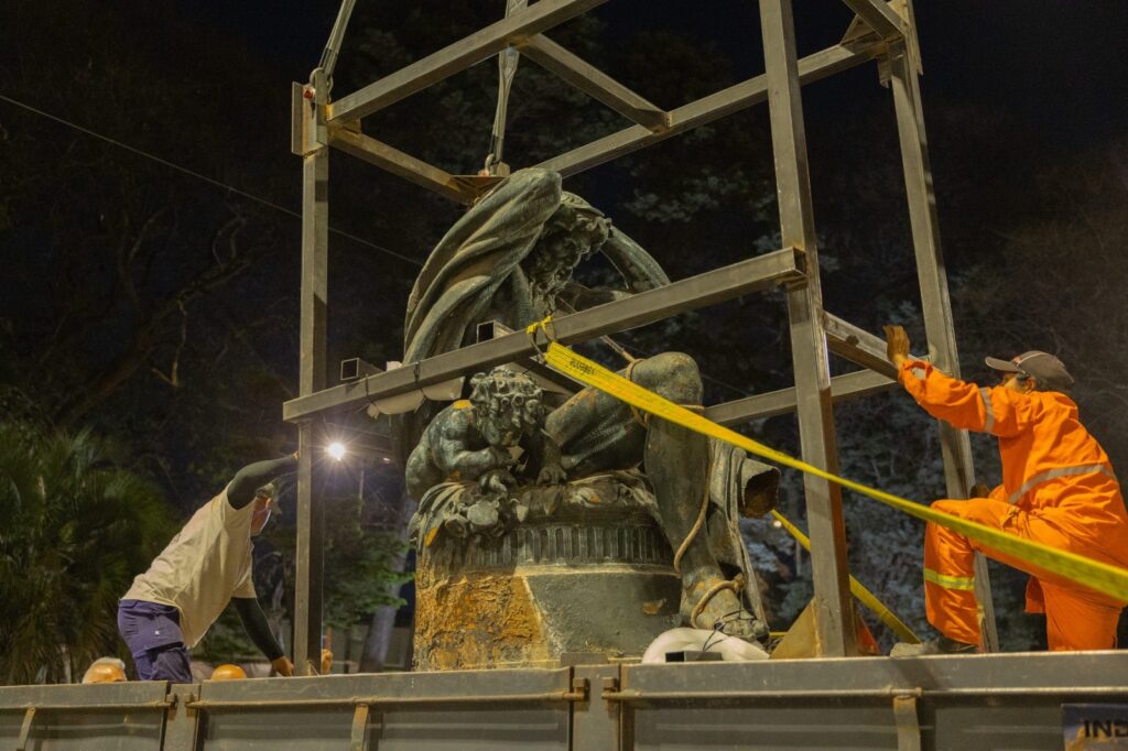 La Ciudad comenzó la restauración de la Fuente Monumental y se publicó la Ley que dispone su regreso a Palermo -...