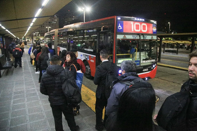 Los colectivos del AMBA normalizaron frecuencias nocturnas tras una reunión entre el Gobierno nacional y las emp...