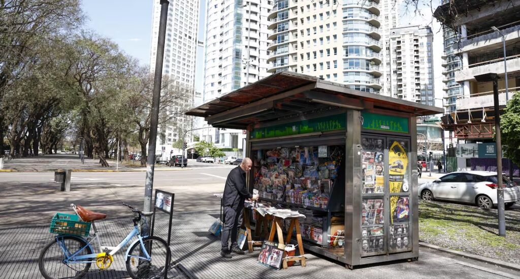 Intiman a retirar el único puesto de diarios de Puerto Madero y los vecinos reclaman que siga - Pura Ciudad