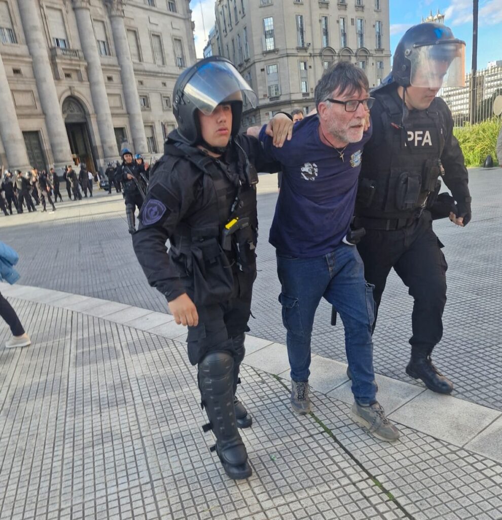Detuvieron al padre Paco Olveira durante una protesta de jubilados en Plaza de Mayo - Pura Ciudad
